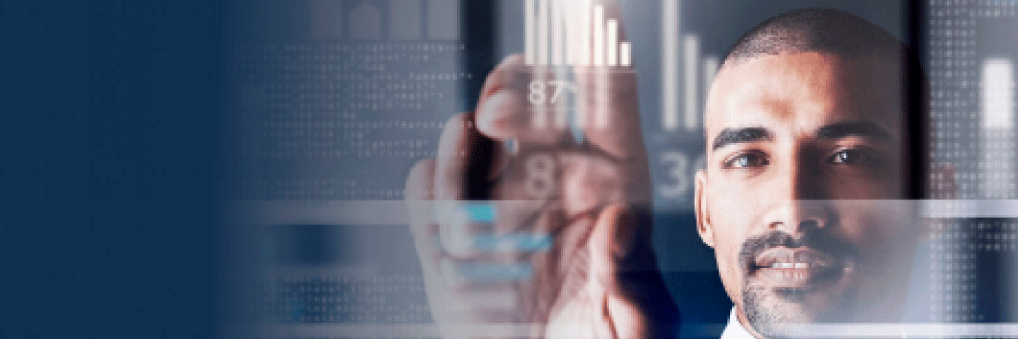 hombre utlizando los servicios de Microsoft Azure de Claro Dominicana