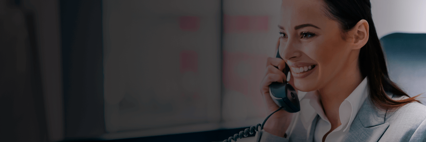 joven femenina tomando una llamada de central telefonica con Claro Cloud joven femenina tomando una llamada de central telefonica con Claro Cloud