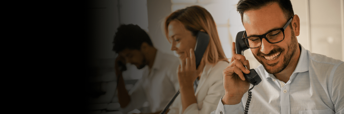 empleados de central telefonica respondiendo llamadas Claro Cloud empleados de central telefonica respondiendo llamadas Claro Cloud