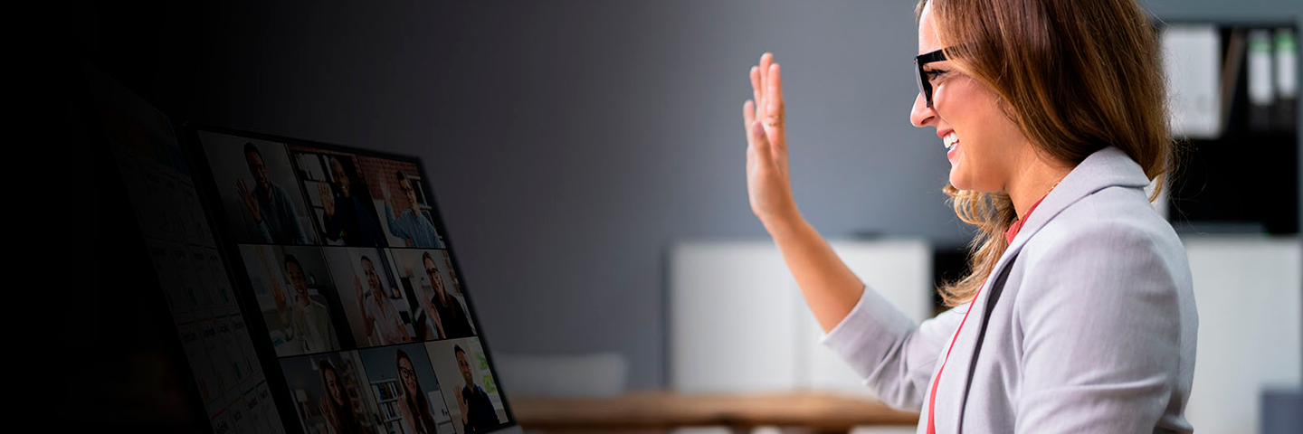 joven femenina comunicandose con el resto de su equipo en linea con Claro Claro