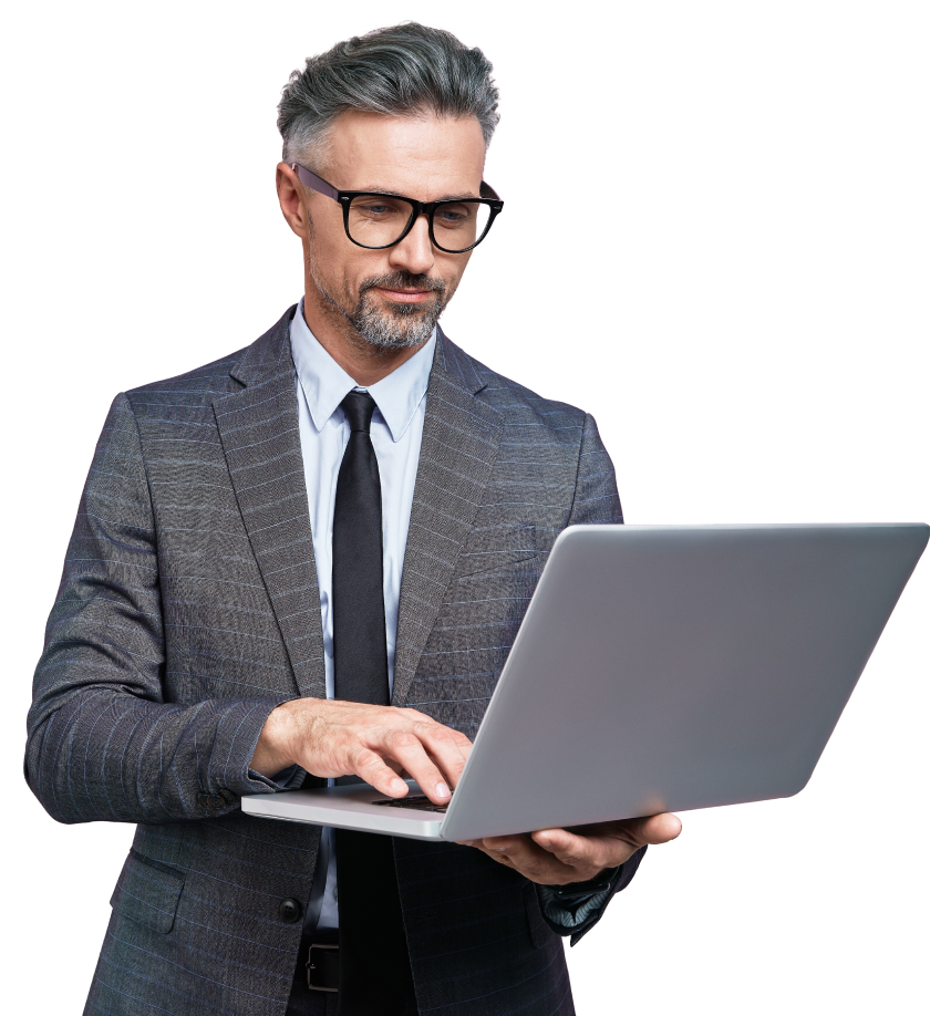 joven adulto profesional utilizando los servicios de Claro Cloud en su empresa