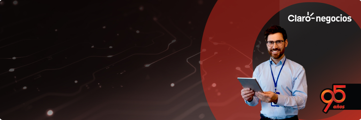 joven masculino utizando los servicios profesionales de Claro Cloud