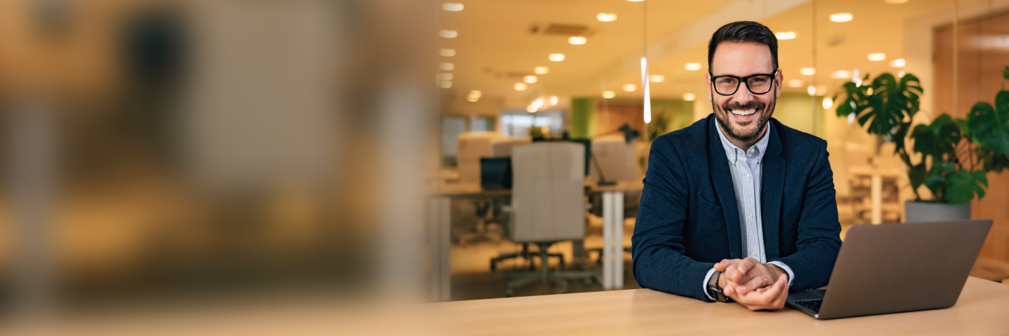 Joven empresario utilizando en su empresa los servicios profesionales DevOps Joven empresario utilizando en su empresa los servicios profesionales DevOps