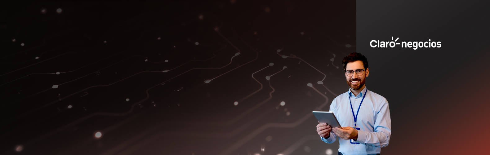 joven masculino utizando los servicios profesionales de Claro Cloud joven masculino utizando los servicios profesionales de Claro Cloud
